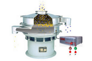 超聲波振動篩工作原理：物料進入超聲波振動篩體內(nèi)，通過振動電機與超聲波換能器的配合使用實現(xiàn)，物料的篩分，分級，除雜等篩分目的。