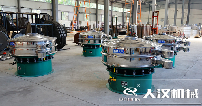 磨料振動篩的工作原理:是由直立電機作為激振源,用來幫助物料進行運動并且實現,理想的分級除雜效果。